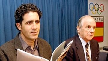 <b>"ESPAÑOL UNIVERSAL 2002"</B>. Miguel Indurain, junto al presidente del COE, José María Echevarría, durante la presentación del libro sobre el homenaje a Indurain como "español universal 2002".