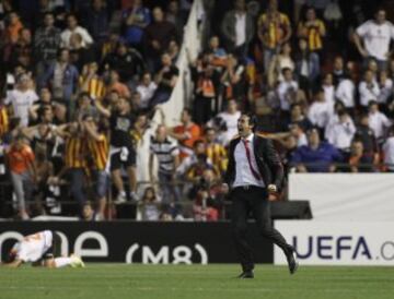 Estuvo cuatro temporadas en el Valencia (desde 2008 hasta 2012). En la primera lo meti¨® en la UEFA y en las otras tres acab¨® tercero, cumpliendo el objetivo del club, a pesar de que iba perdiendo jugadores a?o a a?o. Siempre fue discutido por la mayor parte de la afici¨®n. A?os despu¨¦s lleg¨® a Valencia con el Sevilla para jugarse el paso a la final de la Europa League. Casi acaba humillado pero el gol de M'bia le dio la vuelta a todo. Acab¨® saltando al campo para celebrarlo. Algo que no gust¨® nada a Mestalla.