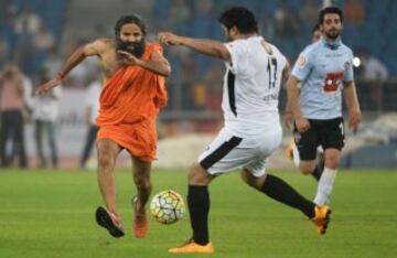 El gurú indio Baba Ramdev se calza las botas por una buena causa en el partido benéfico entre un equipo de parlamentarios hindúes y actores de Bollywood.