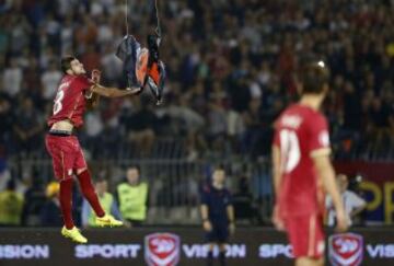 OCTUBRE 2014. El partido entre Serbia y Albania, de clasificación para la Eurocopa 2016, fué suspendido debido a un amago de enfrentamiento entre los jugadores y a un intento de invasión del campo por parte de los aficionados serbios tras la irrupción de un dron con una bandera de la 'Gran Albania'. El jugador serbio Stefan Mitrovic (en la imagen) recogió la bandera para bajar el aparato, lo que desencadenó los incidentes. 
