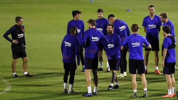 Valverde observa cómo sus futbolistas hacen bromas en el inicio del entrenamiento del Barça en el estadio Al Ittihad.