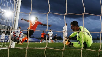 Courtois contempla desolado el bal&oacute;n tras ser batido por su compa&ntilde;ero Varane.