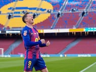 BARCELONA , 22/11/2025.- El delantero polaco del Barcelona Robert Lewandowski celebra la consecución del primer gol de su equipo durante el partido de LaLiga entre el Barcelona y el Athletic Club, este sábado en el Camp Nou. EFE/ Siu Wu