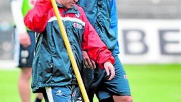 <b>AMISTAD. </b>Lillo, junto a Abreu en un entrenamiento de la Real.