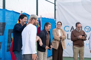 Carlos Alcaraz compartió esta distinción con los chicos y chicas del club, acompañado por el presidente y por su padre.