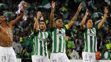 MED01. MEDELLÍN. 13/07/2016- Jugadores del Atlético Nacional celebran su victoria ante Sao Paulo hoy, miércoles 13 de julio de 2016, durante el segundo juego de la semifinal de Copa Libertadores 2016 en el estadio Atanasio Girardot en Medellín (Colombia). Atlético Nacional ganó 2-1 sobre Sao Paulo y clasificó para la final de la Copa Libertadores 2016. EFE/MAURICIO DUEÑAS CASTAÑEDA
