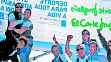 <b>CAMPEONES. </b>La tripulación del 'Telefónica' festeja el éxito.