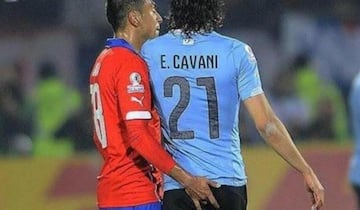 En un partido de Copa América, el defensor chileno se acerco al delantero del PSG y lo tocó de una manera inapropiada, situación que no agradó al uruguayo, quien le dio un manotazo en el rostro a Jara. El chileno exageró la situación y Cavani se fue expulsado.