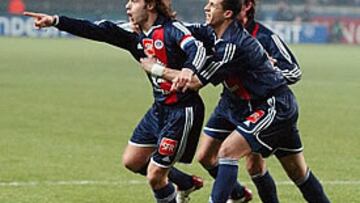 <B>PODRÍA IRSE</B>. Le queda un año de contrato con el PSG pero el nuevo entrenador parisiense, Vahid Halilhodzic, no cuenta con el defensa internacional argentino.