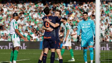 Douvikas y Swedberg se abrazan para celebrar el gol del Celta ante el Betis en el Villamarín.