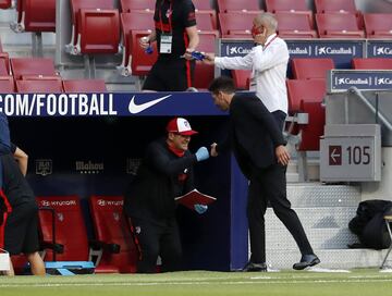 Antes de iniciar el partido se dio un homenaje al segundo entrenador del Atlético, en el club desde 2012 llegando a la vez que Simeone, en el que se le entregó una placa y se le dio un merecido aplauso por los presentes en el Wanda Metropolitano. 