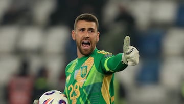 Soccer Football - FIFA World Cup - UEFA Qualifiers - Group E - Georgia v Spain - Boris Paichadze National Stadium, Tbilisi, Georgia - November 15, 2025 Spain's Unai Simon reacts REUTERS/Irakli Gedenidze