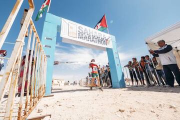 Elena Frechilla cruza la línea de meta como ganadora del Sahara Marathon en categoría femenina.