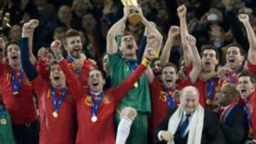<b>EXPLOSIÓN. </b>Iker Casillas, capitán de la Selección, alza la Copa del Mundo que le entregó Joseph Blatter tras ganar a Holanda en la final.