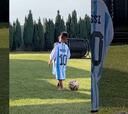 Es hijo de una estrella de la Roja y aparece con una camiseta de Messi