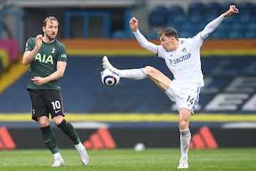 Formado en las categorías inferiores del Real Madrid, el central madrileño encadenó cesiones en el Rayo Vallecano y Málaga hasta salir traspasado a la Real Sociedad. Sus buenas actuaciones con el equipo donostiarra le pusieron en el foco de la Selección española y de la Premier League, firmando así por el equipo de Marcelo Bielsa.