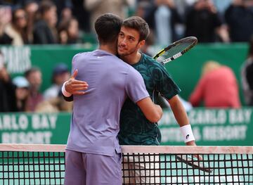 Abrazo entre Carlos Alcaraz y Lorenzo Musetti tras la final del Masters de Montecarlo.