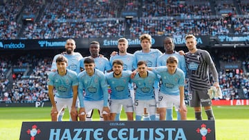 La alineación titular del Celta posa en los prolegómenos del partido contra el Valencia en Balaídos.