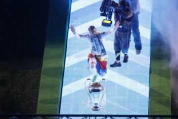  Fin de fiesta en el estadio Santiago Bernabéu con toda la afición.