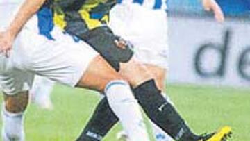 <b>INCISIVO. </b>Sergio García, autor de un gol, pugna con Beto.