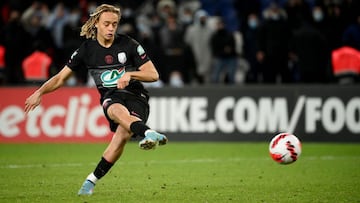 Paris Saint-Germain's Dutch midfielder Xavi Simons shots on goal during the penalty shootout of the French Cup football match between Paris Saint-Germain (PSG) and Nice at the Parc des Princes stadium in Paris on January 31, 2022. (Photo by FRANCK FIFE / AFP)