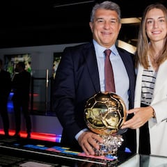 El Balón de Oro de Alexia ya luce en el Museo del Barça