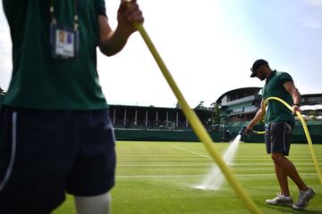 El césped de cuida hasta el más mínimo detalle antes de comenzar la jornada.