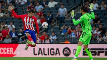 AME7653. MONTERREY (MÉXICO), 02/08/2023.- Álvaro Morata (i) del Atlético Madrid controla el balón en ataque frente a Alex Remiro (d), portero de La Real Sociedad, durante el partido amistoso entre ambos equipos, parte de LaLiga Summer Tour 2023, disputado hoy en el Estadio BBVA de la ciudad de Monterrey (México). EFE/Miguel Sierra
