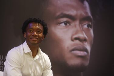 El lateral colombiano de la Juventus, en el día de su cumpleaños 33, presentó en un evento realizado en Medellín la biografia: "Panita, esta es mi historia", en la que cuenta todos los detalles de su vida.