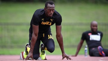 Usain Bolt, en los tacos de salida durante un entrenamiento de ayer en Londres, donde se despedirá de la competición en los Mundiales que arrancan hoy.