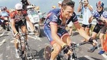 <b>ALIADOS</b>. Armstrong tira de Basso en plena ascensión a Plateau de Beille. Ambos llegaron juntos a la meta y acordaron la victoria del americano.
