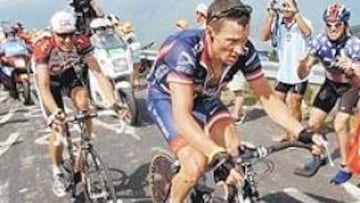 <b>ALIADOS</b>. Armstrong tira de Basso en plena ascensión a Plateau de Beille. Ambos llegaron juntos a la meta y acordaron la victoria del americano.