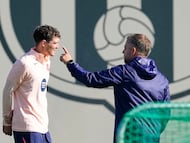 Hansi Flick charla con Andreas Christensen.