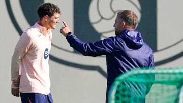 Barcelona (Spain), 04/11/2025.- FC Barcelona's head coach Hansi Flick and defender Andreas Christensen (L) attend a training session of the team held at Joan Gamper Sports Complex in Barcelona, Spain, 04 November 2025. Barcelona prepare for their UEFA Champions League match against Club Brugge. (Liga de Campeones, España) EFE/EPA/ALEJANDRO GARCIA