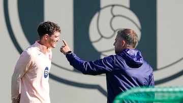 Hansi Flick charla con Andreas Christensen.