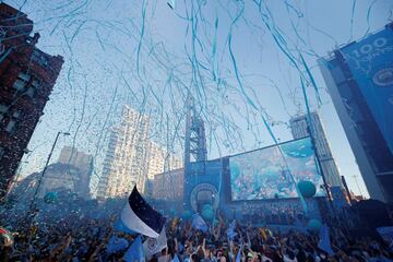 Seguidores del City celebrando el título liguero junto a la plantilla.