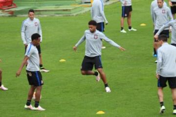 Corinthians entrenó en la tarde del martes en El Campín, bajo una permanente lluvia.  El equipo brasileño hizo trabajo defensivo en los cobros de pelota parada, previo al partido frente a Santa Fe del miércoles.