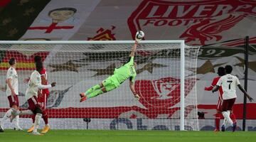 Bernd Leno en una de sus brillantes intervenciones ante el Liverpool.