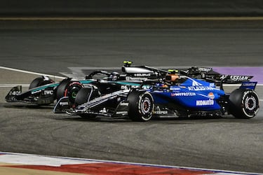 Carlos Sainz, con Williams y Andrea Kimi Antonelli, con Mercedes, durante la carrera del GP de Bahréin.