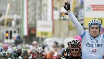 <b>EL MÁS FUERTE.</b> Fothen fue el más fuerte en los metros finales para doblegar al
corredor Francisco Pérez