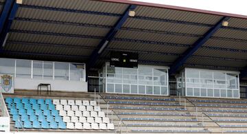 Grada principal del Estadio Juan Carlos Higuero en Aranda de Duero. En la imagen se observa la grada principal, las cabinas de prensa y el marcador.