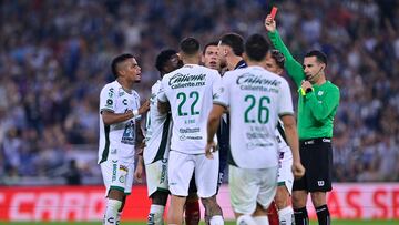 Referee Cesar Arturo Ramos shows red card to Edgar Guerra of Leon during the 17th round match between Monterrey and Leon as part of the Liga BBVA MX, Torneo Apertura 2024 at BBVA Bancomer Stadium on November 10, 2024 in Monterrey, Nuevo Leon, Mexico.