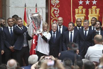 La presidenta de la Comunidad de Madrid, Cristina Cifuentes levanta con el capitan del Real Madrid, Sergio Ramos, el trofeo que les acredita campeones de la Champions League