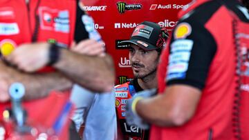 Francesco Bagnaia en el box Ducati.