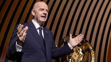 Miami (United States), 05/12/2024.- FIFA President Gianni Infantino presents the trophy during the FIFA Club World Cup 2025 Draw ceremony in Miami, USA, 05 December 2024. FIFA's new club competition will be played for the first time from 15 June to 13?July 2025 in 12 stadiums across the USA. (Mundial de Fútbol) EFE/EPA/CRISTOBAL HERRERA-ULASHKEVICH