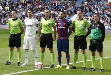 Los capitanes, Sergio Ramos y Morales, junto al colegiado González González y su equipo arbitral principal.