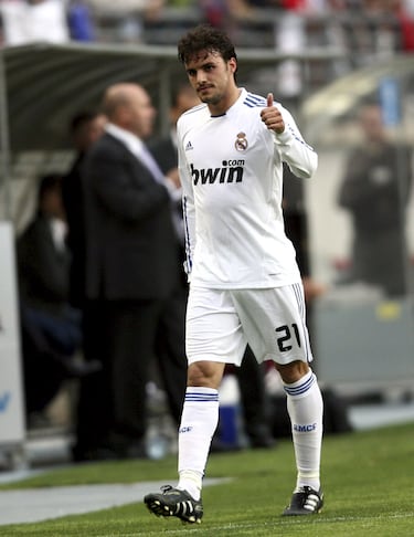 Su fichaje por el Madrid en 2010 generó grandes expectativas, pero bajo la dirección de José Mourinho apenas tuvo oportunidades. A pesar de su calidad técnica, no logró hacerse un hueco en una plantilla repleta de estrellas. Su paso por el club fue breve y marcado por la falta de minutos, aunque le permitió vivir la experiencia de competir en la élite.