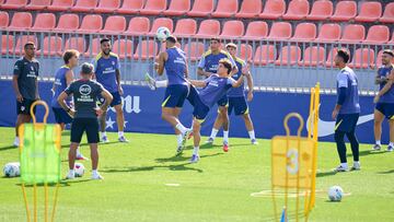 Julián controla un balón con la pierna en alto ante Hancko en la última sesión del Atlético antes de viajar a Mallorca.