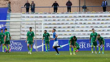 Los jugadores del Depor, abatidos tras el empate del San Fernando en el último minuto.