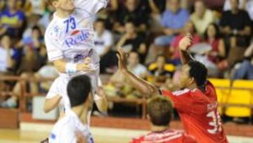 Víctor Alonso, en un partido con el Reale Ademar León.